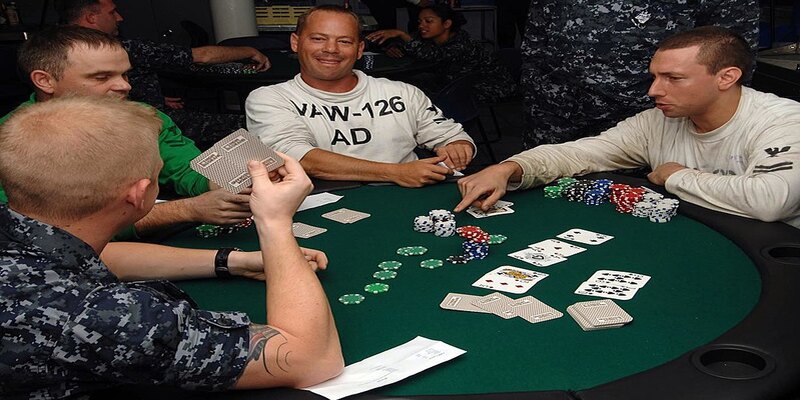 Dealer hướng dẫn cách chơi poker online cụ thể cho mỗi người tham gia